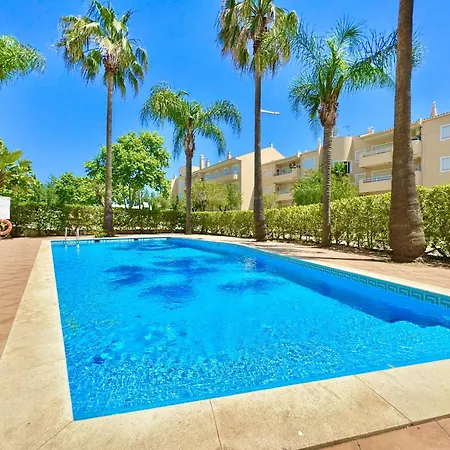 Lovely With Pool By Homing Lägenhet *